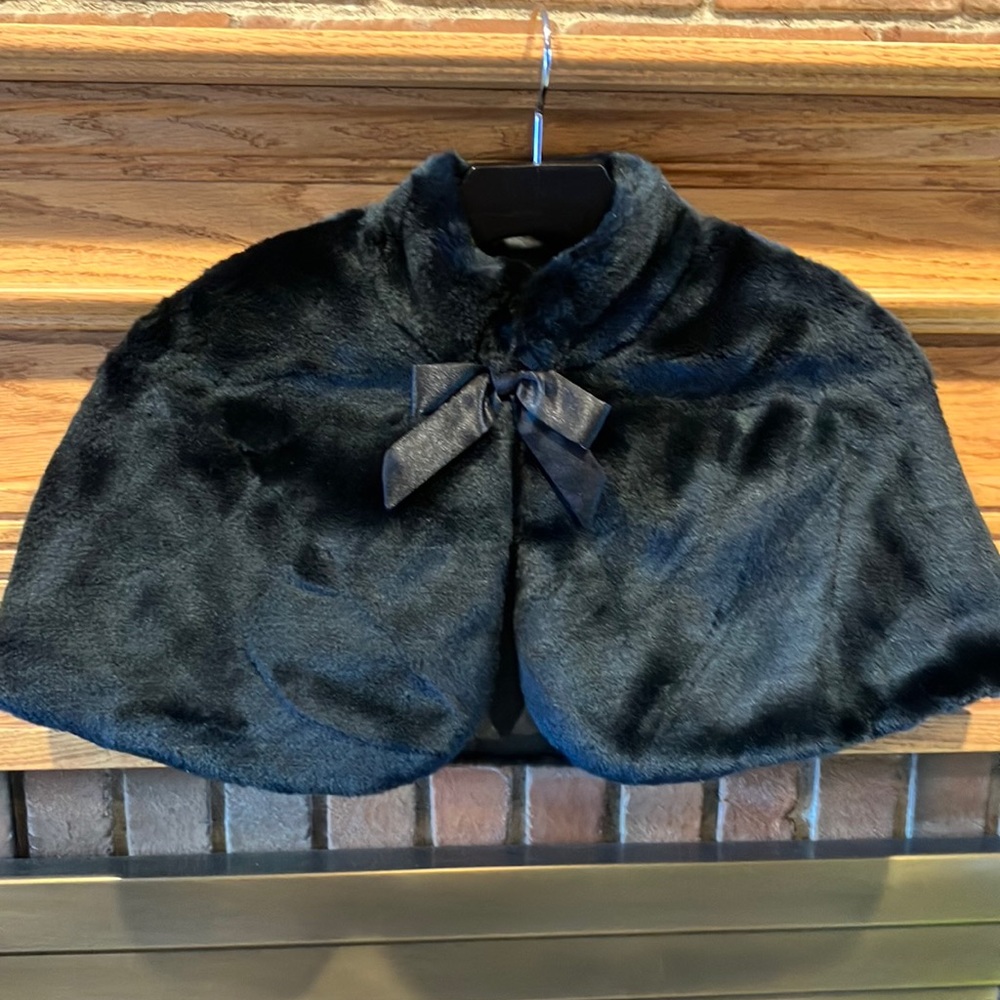 NWOT sz M BCX girl black faux fur cape